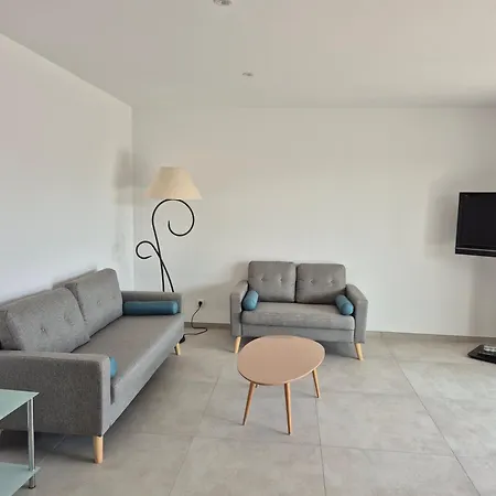 Holiday home Maison Avec Piscine A Debordement Saint-Genies-de-Malgoires