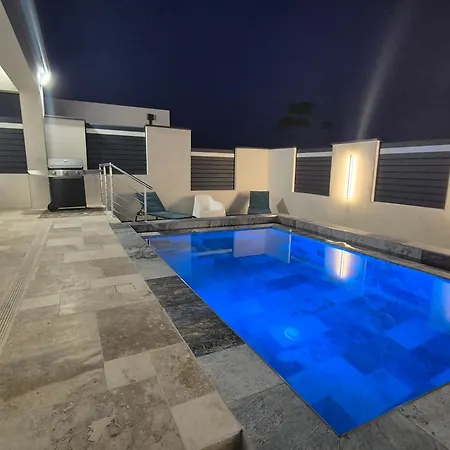 Maison Avec Piscine A Debordement