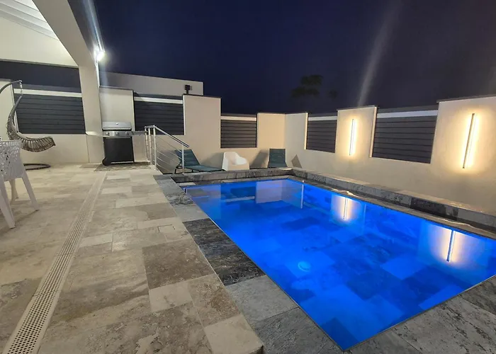 Maison Avec Piscine A Debordement